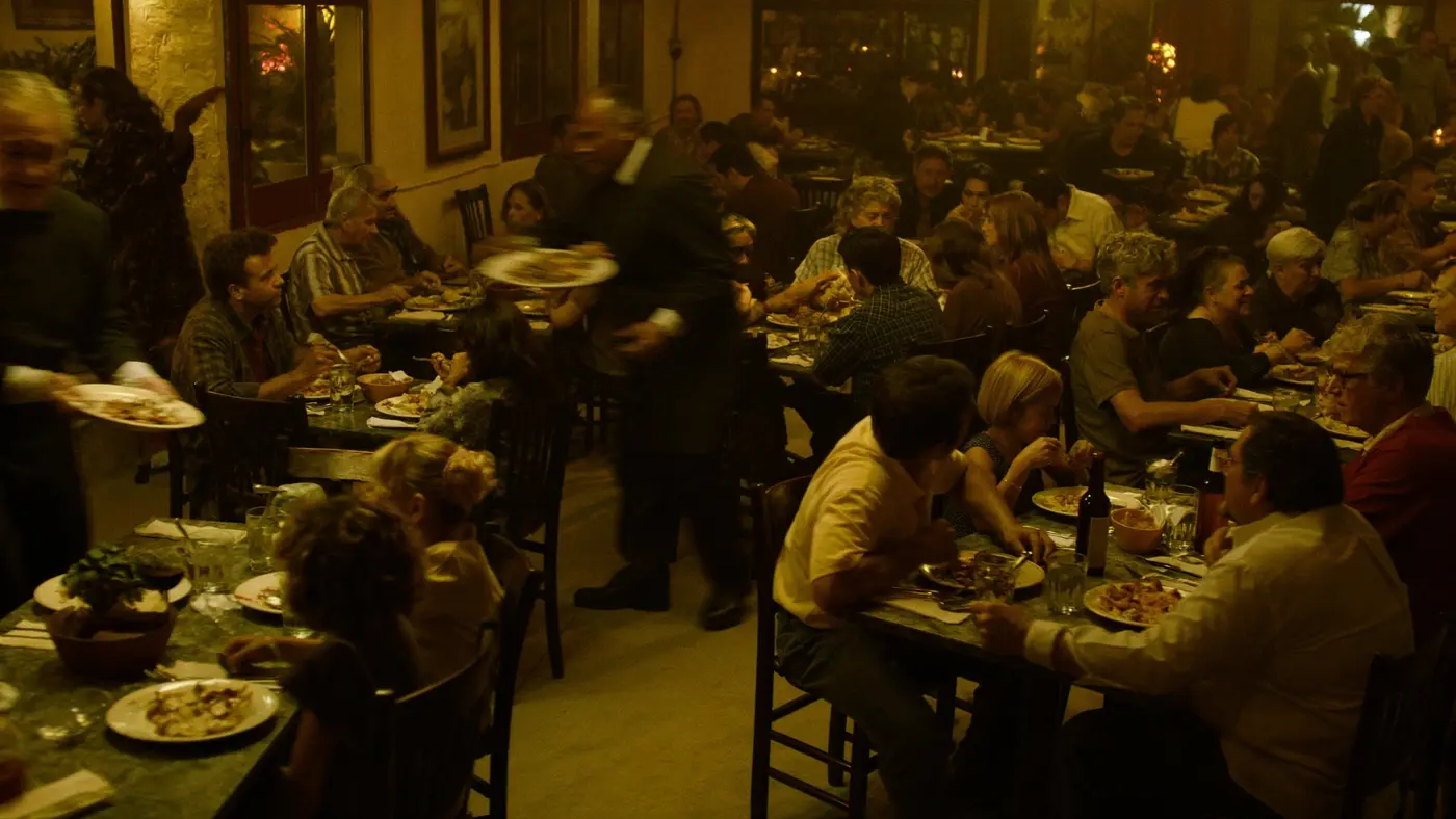 Restaurante lleno de familias cenando